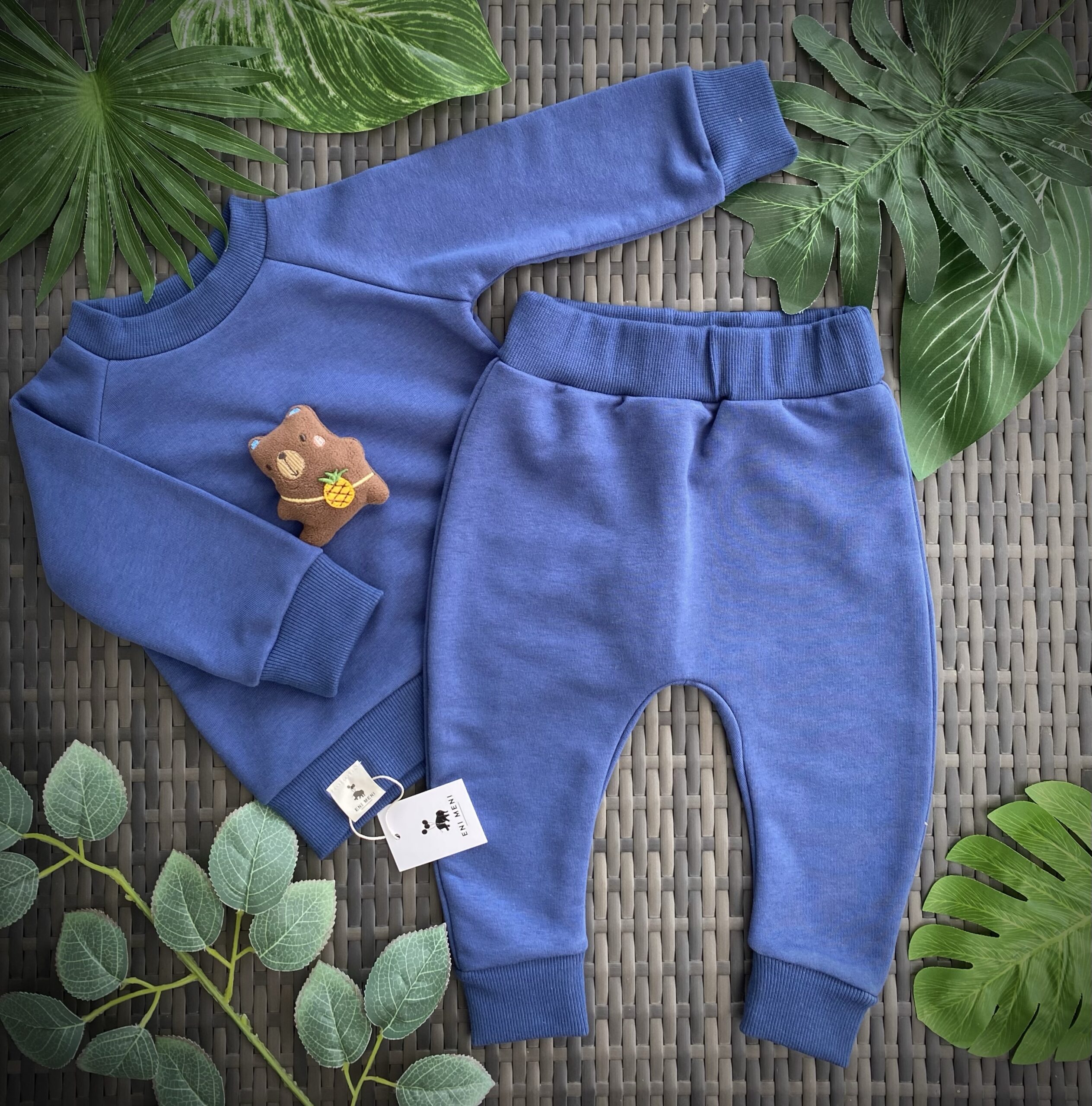 Mėlynas kostiumėlis su meškinu 1 Mėlynas kostiumėlis su meškinu