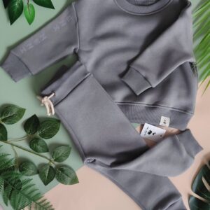 Kostiumėlis su veliurinėmis raidėmis