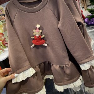 Šokoladinė suknelė su balerina