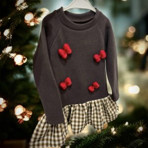 Suknelė raudonais kaspinukais