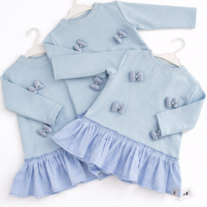 Suknelė su kaspinėliais