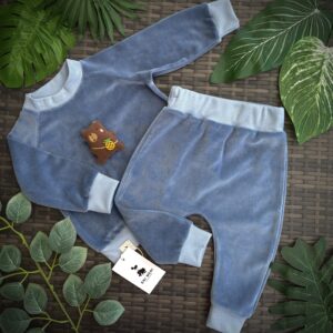 Veliūrinis kostiumėlis